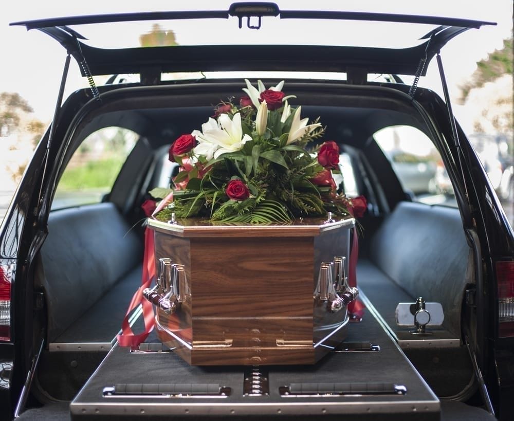 Катафалк-это транспорт, который предназначен для транспортировки гроба с телом и родственниками умершего человека на кладбище, в крематории и возвращения к месту мемориального обеда.